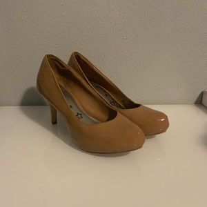 Nude pumps